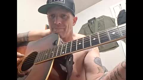 Snapshot of frankieblueeyes30 chatting on February 17, 2:30 am Blue eyed tatted Daddy online show from February 17, 2:30 am