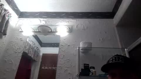 Snapshot of frankieblueeyes4u chatting on April 6, 2:42 am Famous Blue Eyes online show from April 6, 2:42 am