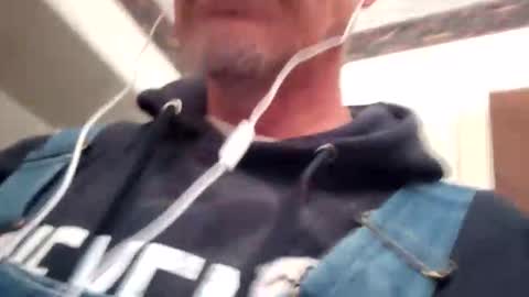 Snapshot of frankieblueeyes4u chatting on April 7, 2:34 am Famous Blue Eyes online show from April 7, 2:34 am