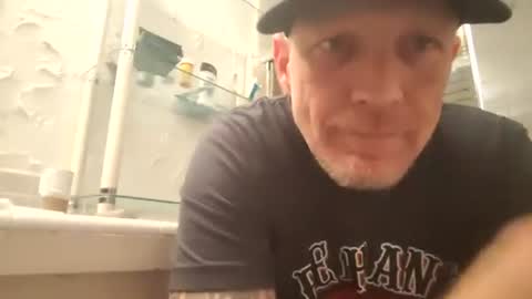 Snapshot of frankieblueeyes4u chatting on April 8, 2:33 am Famous Blue Eyes online show from April 8, 2:33 am