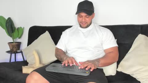 Snapshot of frankmyles01 chatting on December 5, 2:53 am frank online show from December 5, 2:53 am