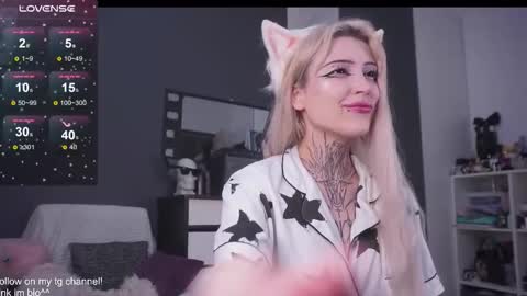 Snapshot of fraulein_mooon chatting on September 24, 8:23 pm Asya UwU online show from September 24, 8:23 pm