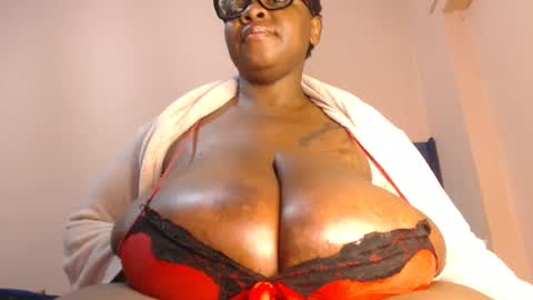 Snapshot of freakyboobsxx chatting on June 25, 12:42 pm Kimmy online show from June 25, 12:42 pm
