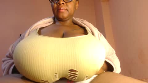 Snapshot of freakyboobsxx chatting on June 29, 3:57 am Kimmy online show from June 29, 3:57 am