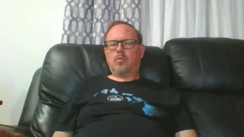 Snapshot of freddieknuck chatting on May 6, 4:08 am Just Fred online show from May 6, 4:08 am