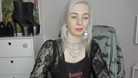Snapshot of freeanne chatting on June 24, 6:34 am Anne online show from June 24, 6:34 am