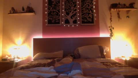 Snapshot of frenchhornybibs chatting on December 28, 8:36 pm French Horny Bibs online show from December 28, 8:36 pm