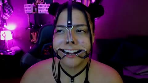 Snapshot of freya_aspen chatting on December 6, 9:32 am online show from December 6, 9:32 am