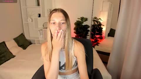Snapshot of freya_bloss chatting on July 1, 6:04 am Laura online show from July 1, 6:04 am