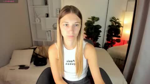 Snapshot of freya_bloss chatting on July 8, 5:45 am Laura online show from July 8, 5:45 am