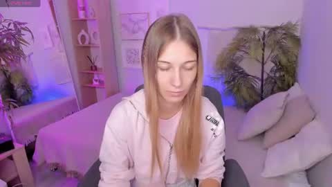 Snapshot of freya_bloss chatting on July 20, 8:17 am Laura online show from July 20, 8:17 am