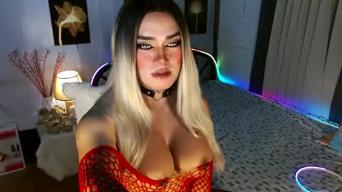Snapshot of freya_lovestocum chatting on June 22, 3:25 am Miss Frea online show from June 22, 3:25 am