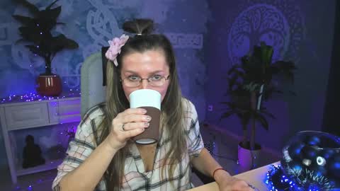 Snapshot of fridatander chatting on December 27, 9:06 am Frida Tander online show from December 27, 9:06 am