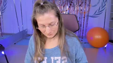 Snapshot of fridatander chatting on March 1, 3:38 pm Frida Tander online show from March 1, 3:38 pm