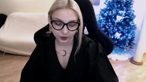 Snapshot of fromsun_forsoul chatting on January 9, 6:06 am Lilith online show from January 9, 6:06 am