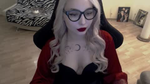 Snapshot of fromsun_forsoul chatting on November 10, 11:42 am Lilith online show from November 10, 11:42 am