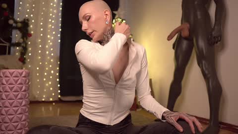 Snapshot of fuckingtoy_ chatting on December 14, 12:23 pm Eva all my links online show from December 14, 12:23 pm