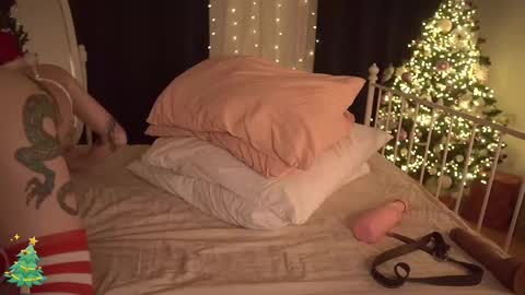 Snapshot of fuckingtoy_ chatting on December 29, 2:21 pm Eva all my links online show from December 29, 2:21 pm