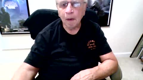 Snapshot of funclemike chatting on October 6, 3:04 am funclemike online show from October 6, 3:04 am