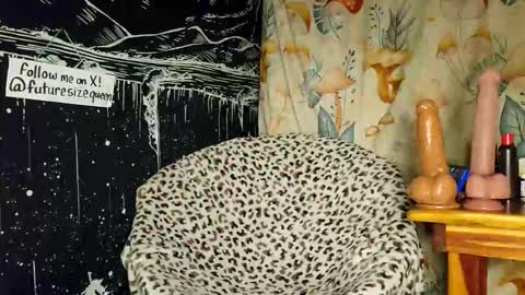 futuresizequeen online show from December 23, 3:48 am