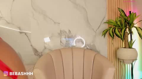   Independent model online show from December 18, 12:11 pm