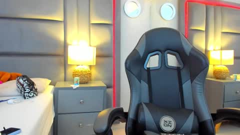 gabymoreau online show from December 17, 2:56 pm