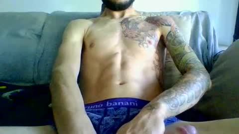 Snapshot of garyreal1990 chatting on April 2, 6:22 am garyreal1990 online show from April 2, 6:22 am