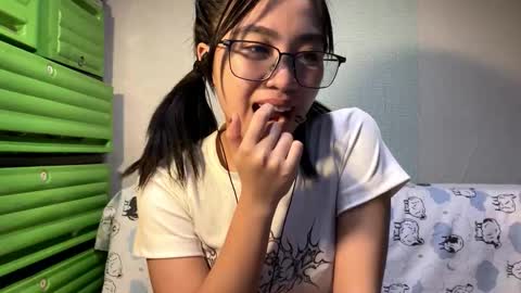 Snapshot of genesistresvant chatting on February 1, 1:31 pm Yuki online show from February 1, 1:31 pm