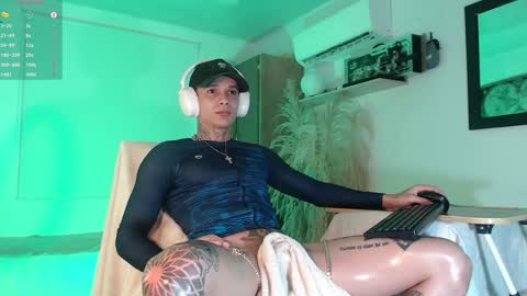 independent model online show from December 1, 11:47 pm