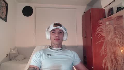 independent model online show from December 7, 5:26 am