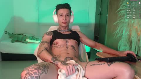 independent model online show from December 8, 2:39 am