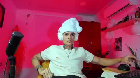 independent model online show from December 25, 2:46 am