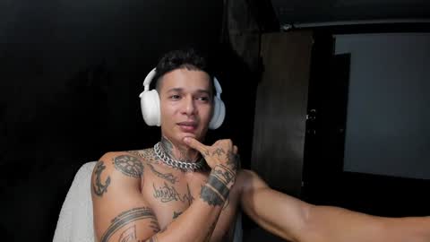 independent model online show from January 12, 8:25 am