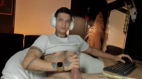 independent model online show from September 30, 8:08 am