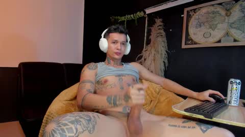 independent model online show from November 11, 10:15 am