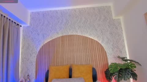 Kendal  online show from September 26, 1:59 pm