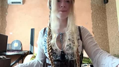 Snapshot of gertrudisturbe chatting on April 7, 11:15 pm Kate online show from April 7, 11:15 pm