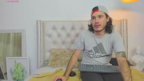 Snapshot of gia_and_diego chatting on December 9, 9:48 pm Gia and Andy online show from December 9, 9:48 pm