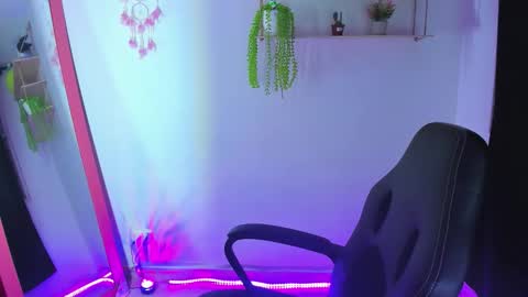 giaaaa   online show from March 15, 12:27 am