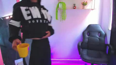 giaaaa   online show from April 20, 7:59 pm