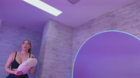 Snapshot of giaa_ross chatting on February 12, 7:42 pm Gia online show from February 12, 7:42 pm