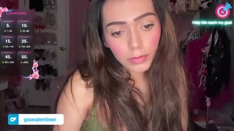 Snapshot of giaavalentinee chatting on November 4, 1:05 am Gia online show from November 4, 1:05 am