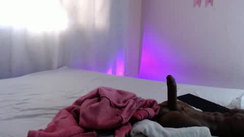 Snapshot of giagh_ chatting on October 1, 3:18 pm Gia online show from October 1, 3:18 pm