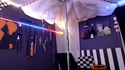 Giggles online show from November 8, 4:07 pm