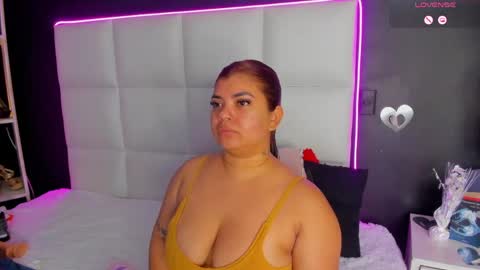 Snapshot of gigi_duran chatting on May 8, 12:21 pm Gigi online show from May 8, 12:21 pm