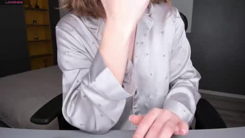 gigihadd online show from April 21, 1:17 pm