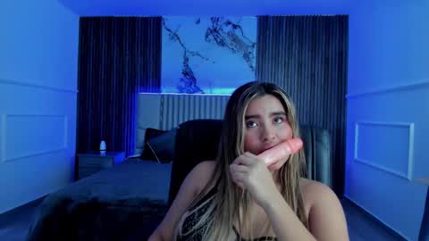 Snapshot of gigiidoll chatting on January 22, 5:17 pm Gigi Doll online show from January 22, 5:17 pm