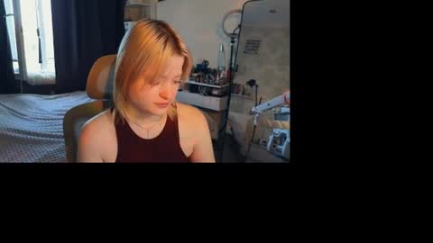 Snapshot of gimmergirls_ chatting on July 14, 6:07 am Klara online show from July 14, 6:07 am