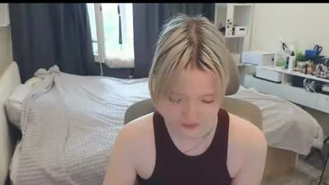Snapshot of gimmergirls_ chatting on July 14, 10:32 am Klara online show from July 14, 10:32 am