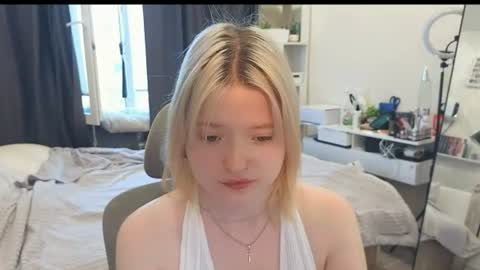 Snapshot of gimmergirls_ chatting on July 15, 4:07 am Klara online show from July 15, 4:07 am